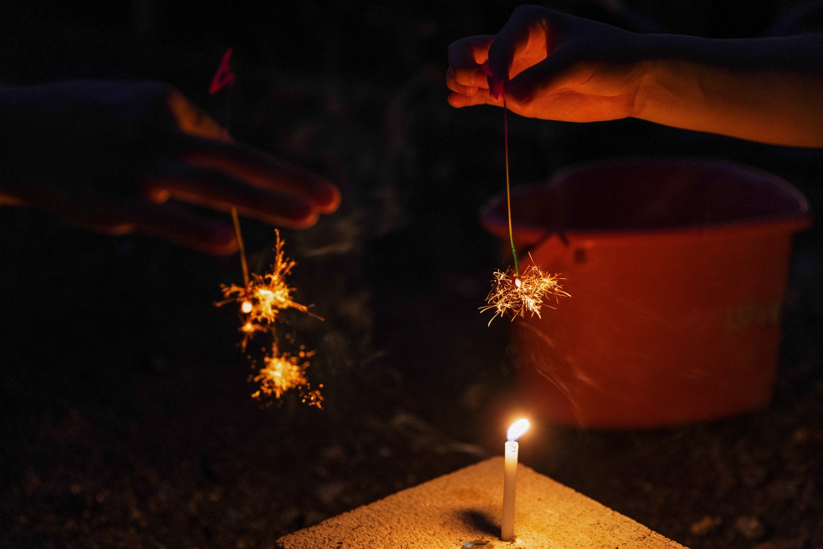 「手持ち花火と夜のひととき」の写真