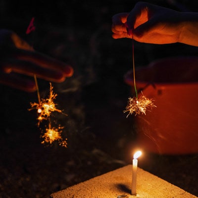 手持ち花火を楽しむ夜の時間の写真