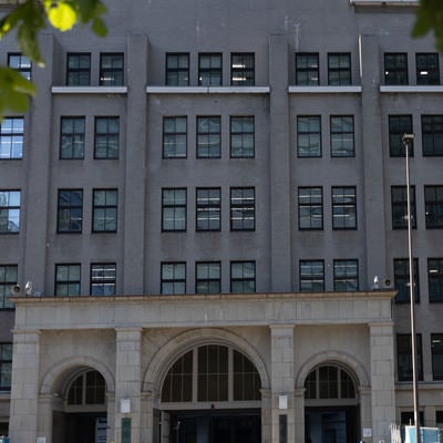 財務省と国税庁の建物の写真