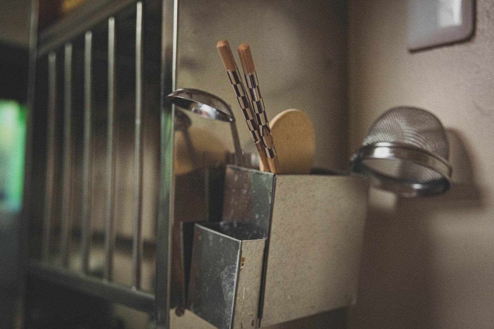 「昭和の台所に置かれた菜箸とお玉杓子」の写真