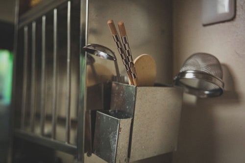 昭和の台所に置かれた菜箸とお玉杓子の写真