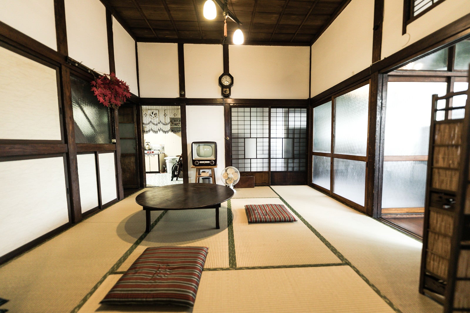 「昭和レトロの和家具がある古民家の様子」の写真