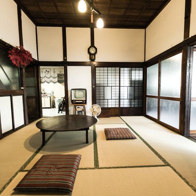 昭和レトロの和家具がある古民家の様子の写真