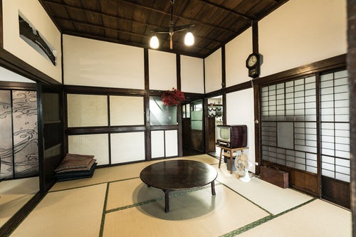 日本家屋の昭和レトロな和室の写真