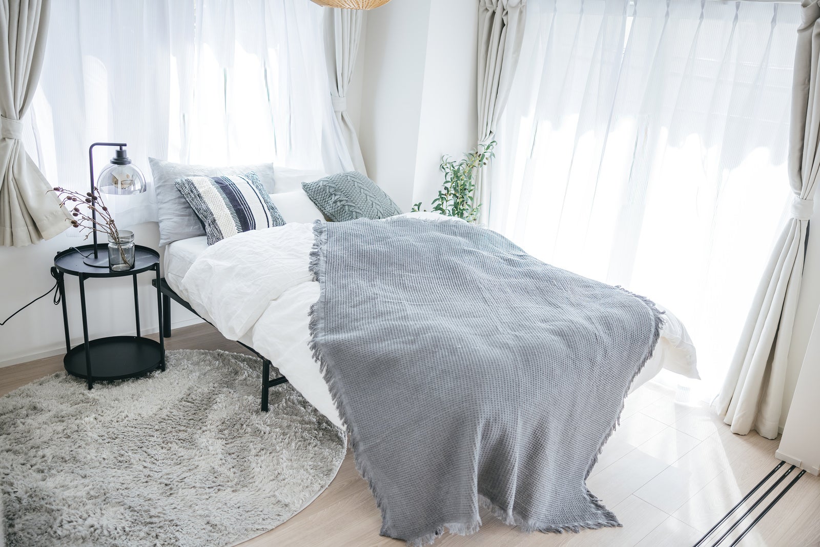 「キレイにベッドメイキングされた寝室」の写真