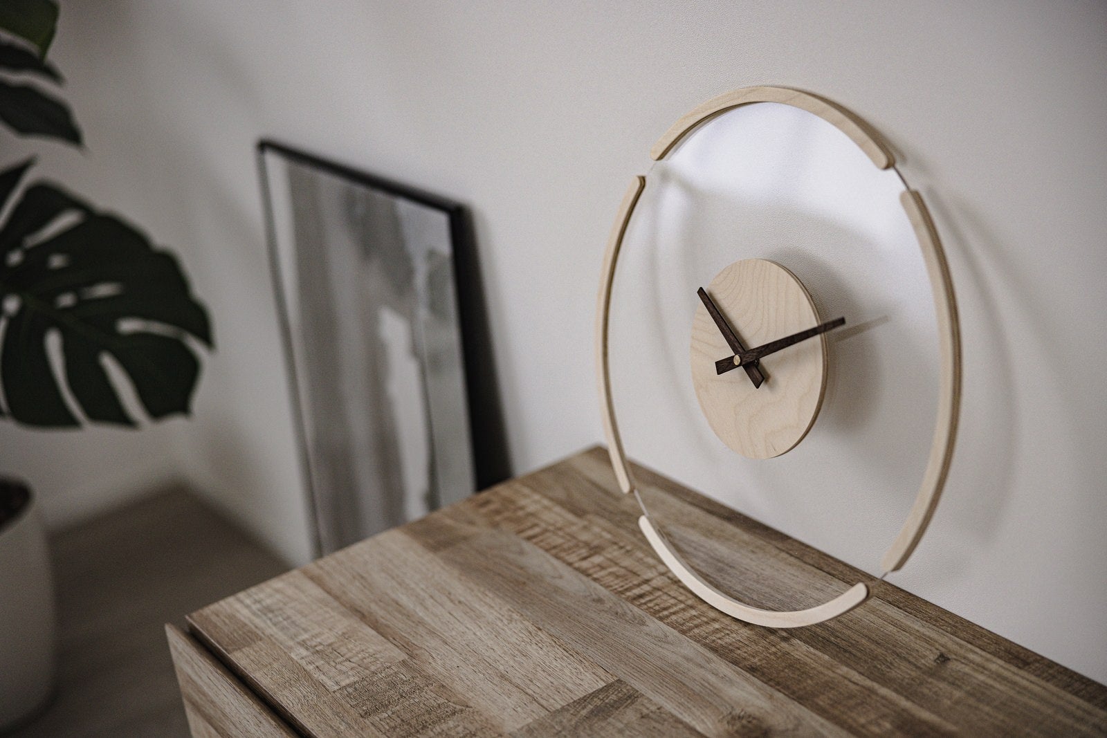 「部屋の台に置かれた透明な時計」の写真