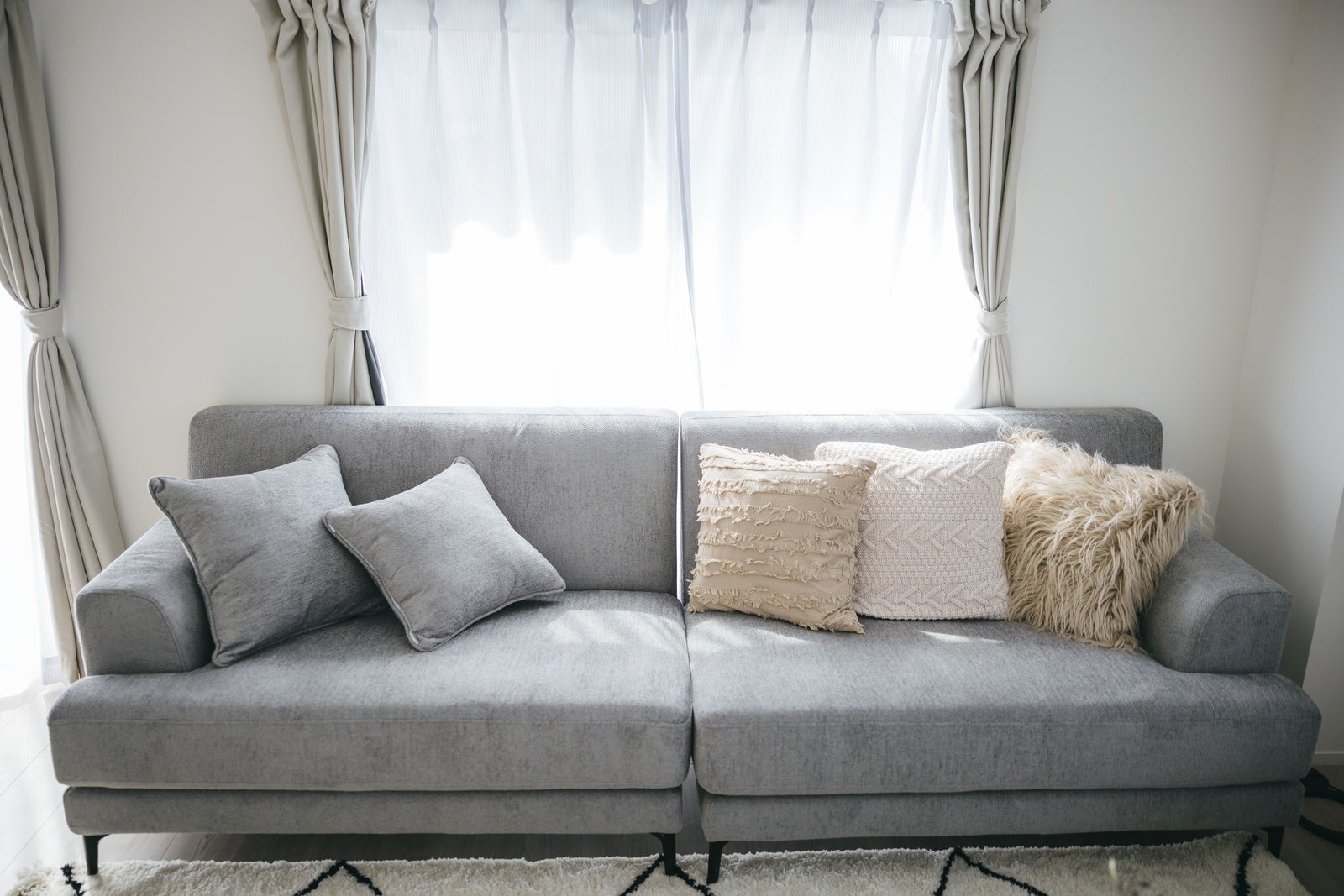 「リビングの灰色のソファー」の写真
