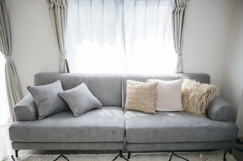 リビングの灰色のソファーの写真