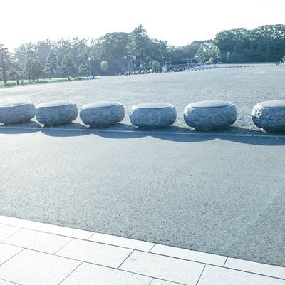 皇居の丸いストーン（車両止め）の写真