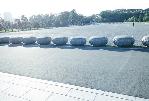 皇居の丸いストーン（車両止め）の写真
