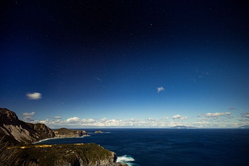 神津島の多幸湾展望台から見る夜景の写真