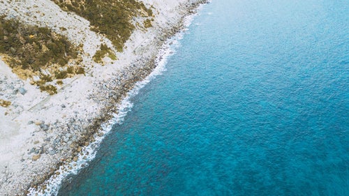 岩がゴロゴロする神津島の海岸の写真