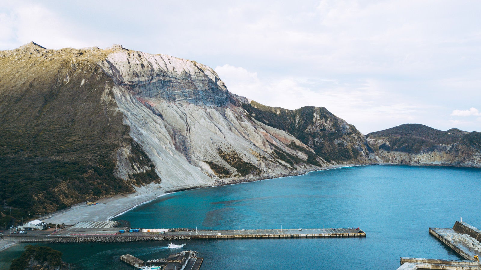「多幸湾の桟橋と山の斜面」の写真