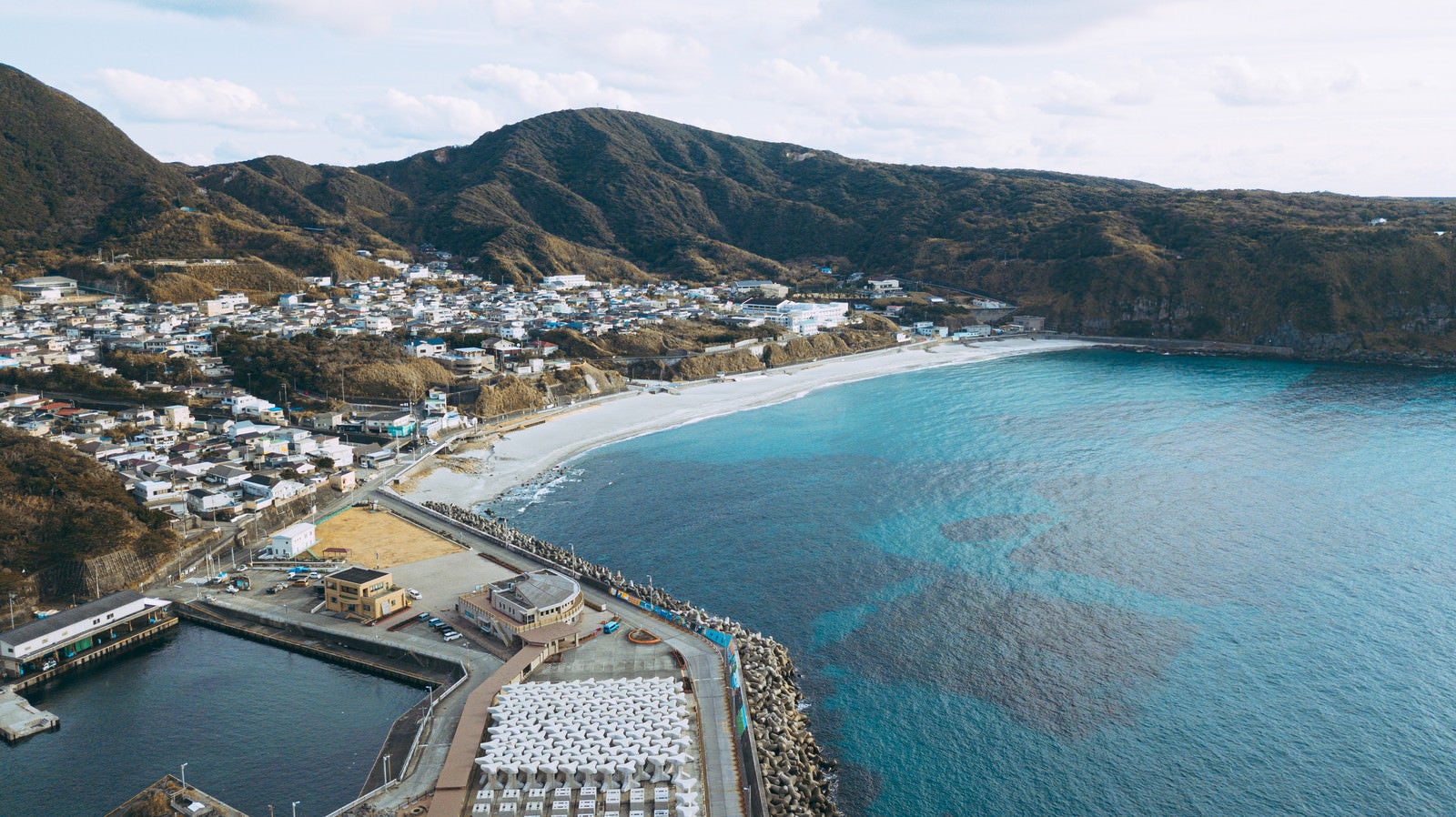 「神津島の前浜海岸と街並み」の写真