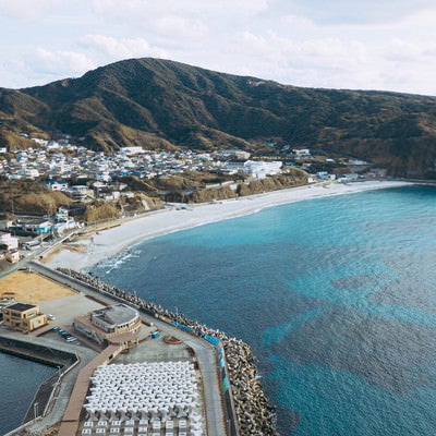 神津島の前浜海岸と街並みの写真