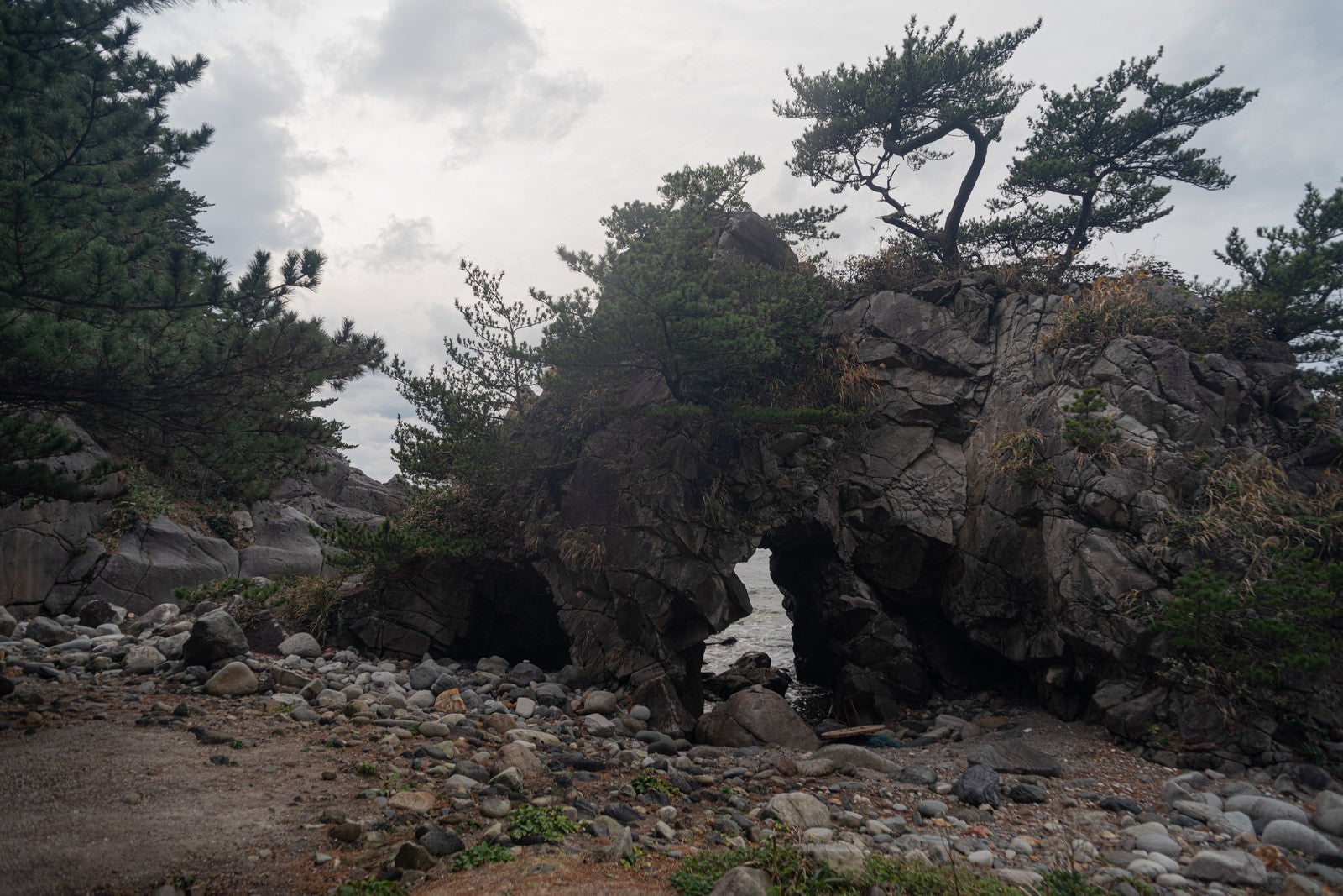 「神津島のぶっとおし岩」の写真