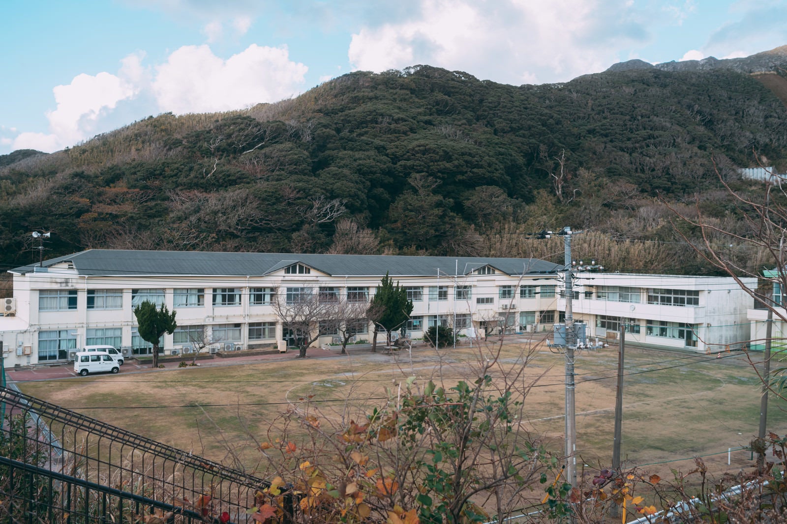 「神津島村立神津小学校の校舎」の写真