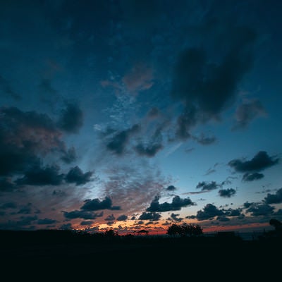 夕焼け空とよたね広場（神津島）の写真