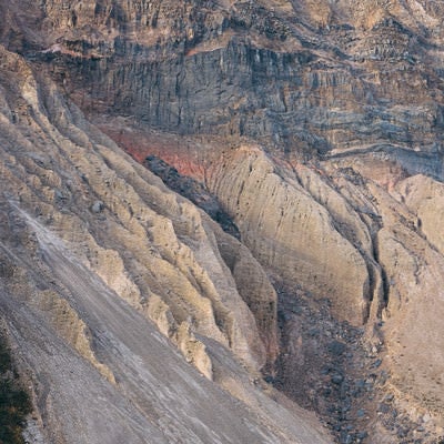 神津島の崩れた山の断崖の写真