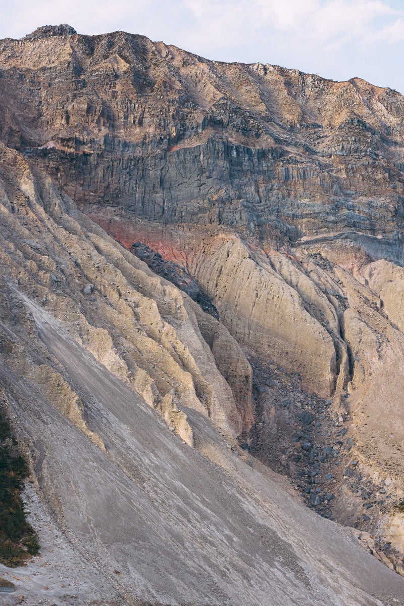 「神津島の崩れた山の断崖」の写真