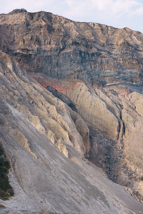神津島の崩れた山の断崖の写真