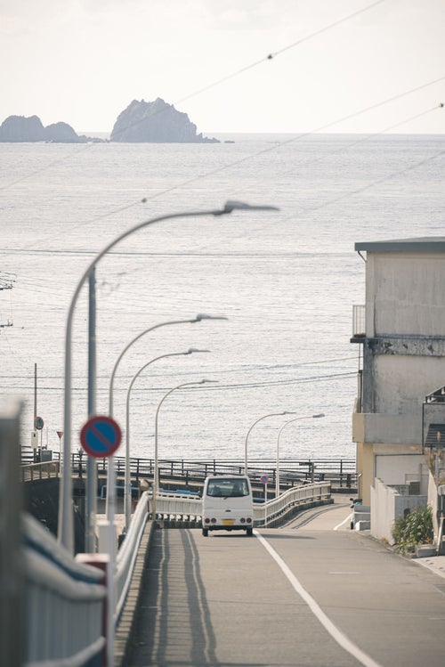 神津島本島から眺める前浜と恩馳島の様子の写真