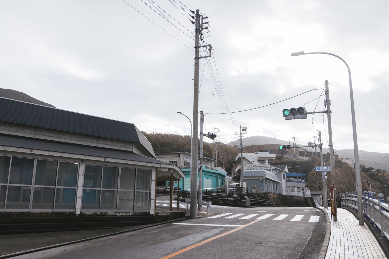 「神津島にひとつしかない信号機」の写真