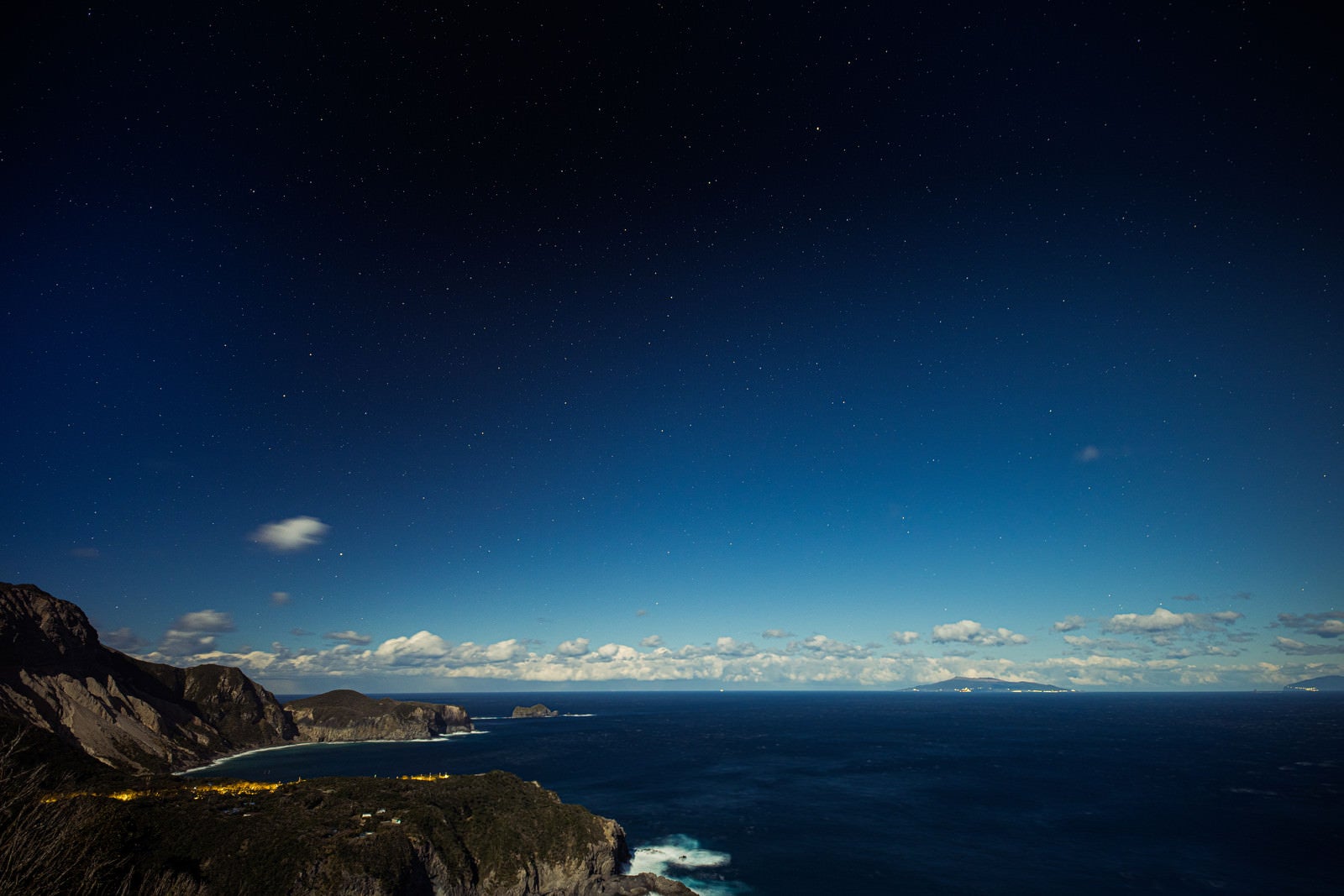 「神津島三浦展望台から撮影した多幸湾の夜景」の写真