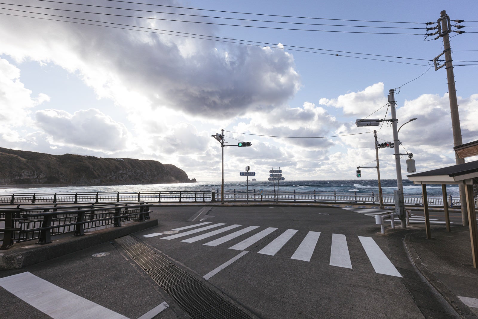 「神津島にある信号機と海岸」の写真