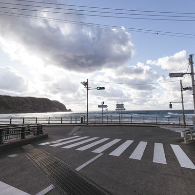 神津島にある信号機と海岸の写真