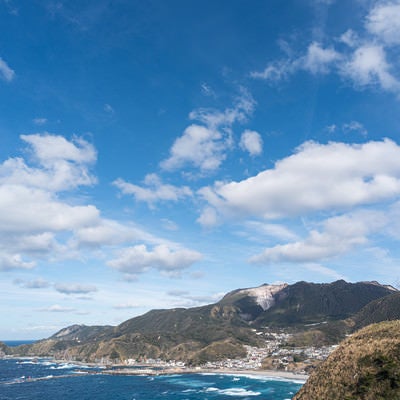 青空と神津島の様子の写真