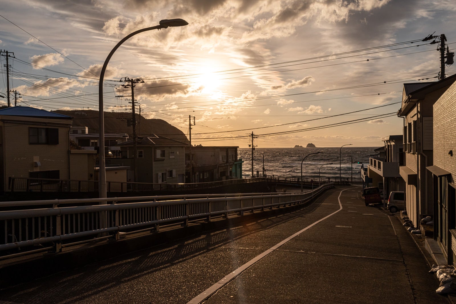 「神津島の街中から撮影した夕焼け」の写真