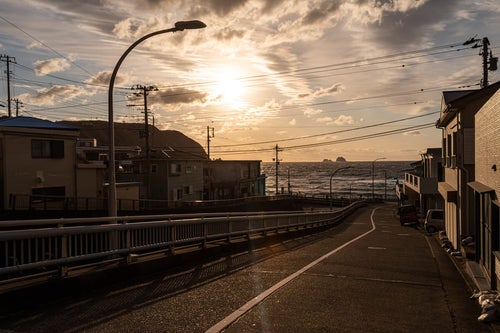 神津島の街中から撮影した夕焼けの写真