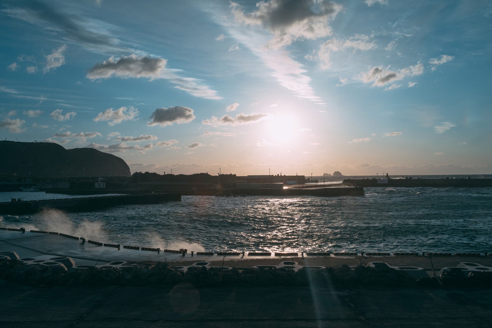 「神津島湾の波が高い日」の写真