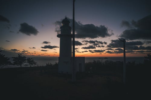 神津島の灯台が見守る静寂な岬の美しさの写真
