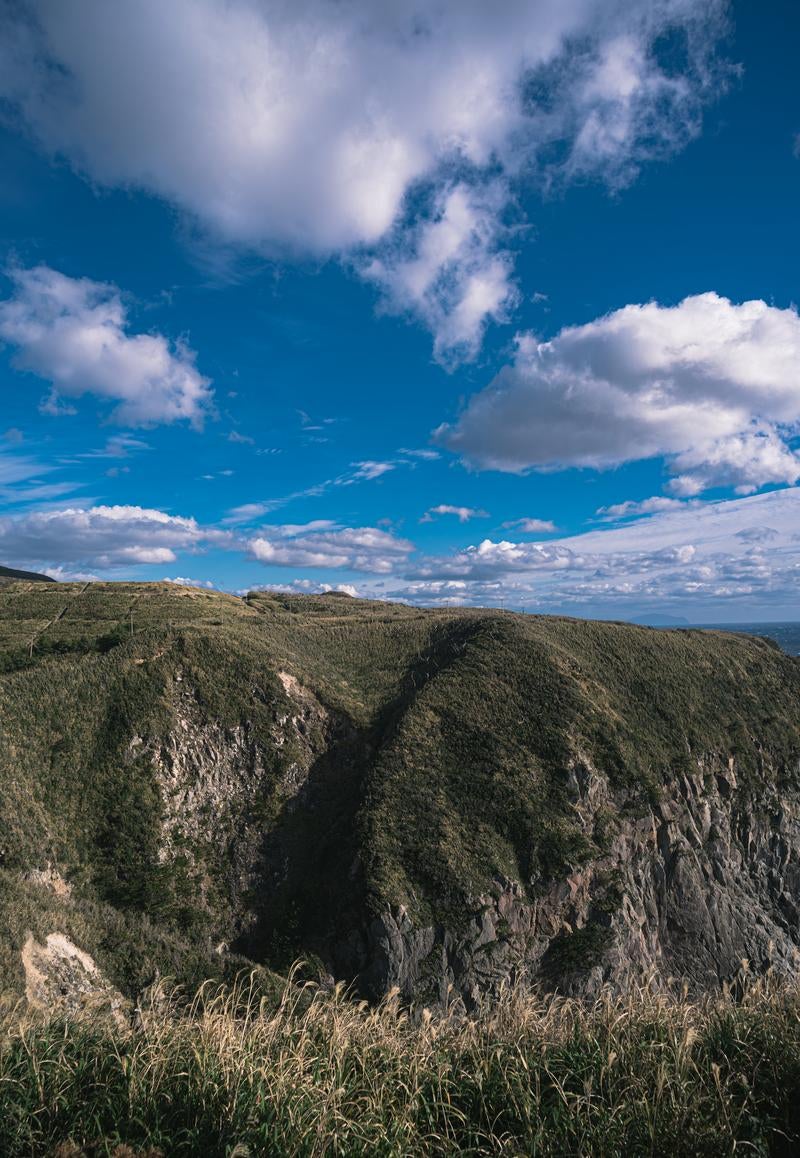 「神津島灯台前から眺める島の景観」の写真