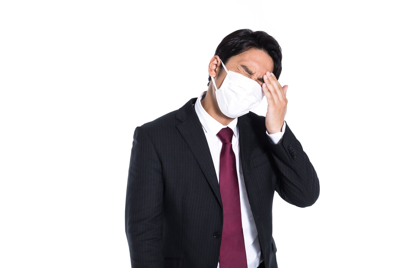 「微熱があるのでマスクを着用した会社員」の写真［モデル：大川竜弥］