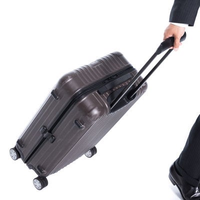 伸縮ハンドル式のスーツケースの写真