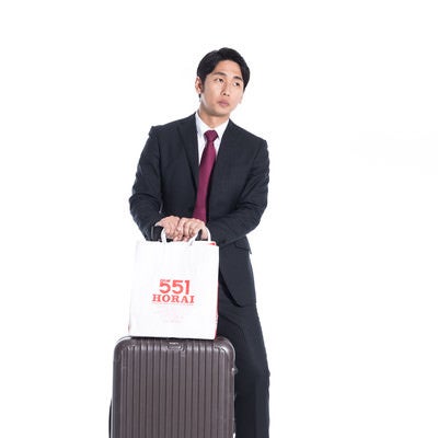 関西から出張帰りのビジネスマンの写真