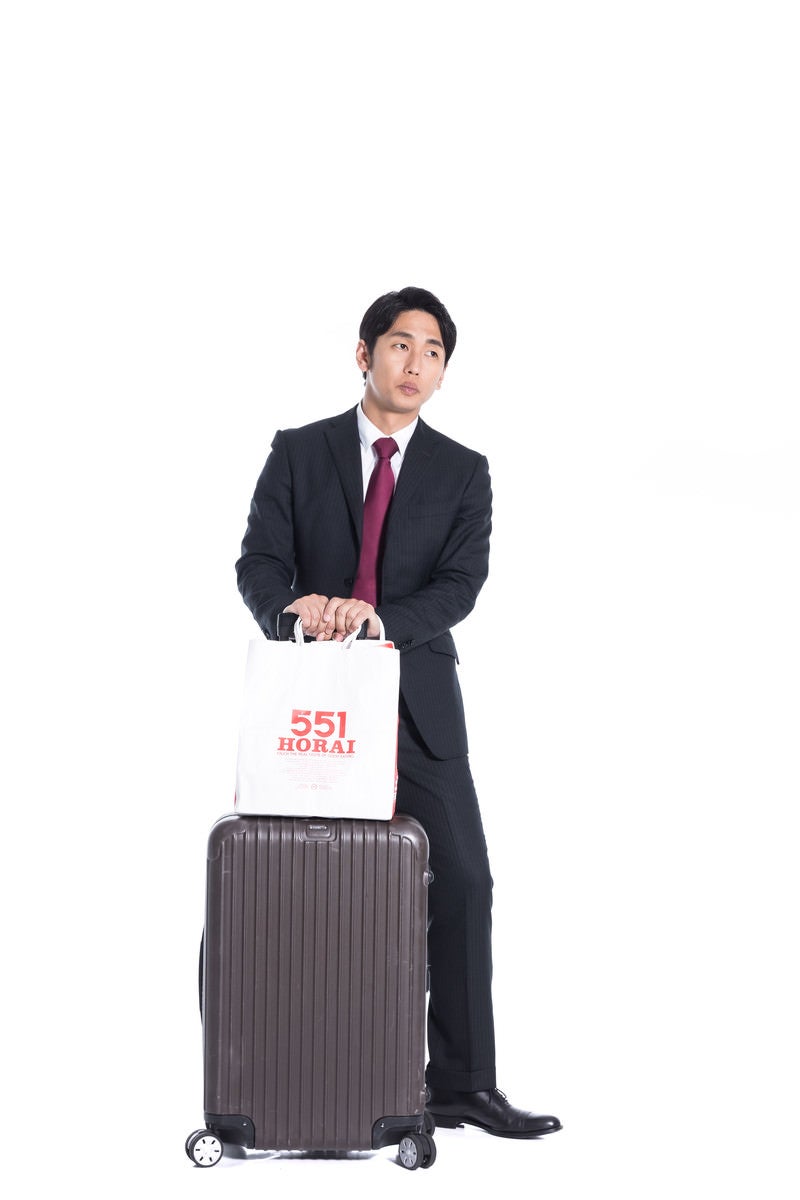 「関西から出張帰りのビジネスマン」の写真［モデル：大川竜弥］