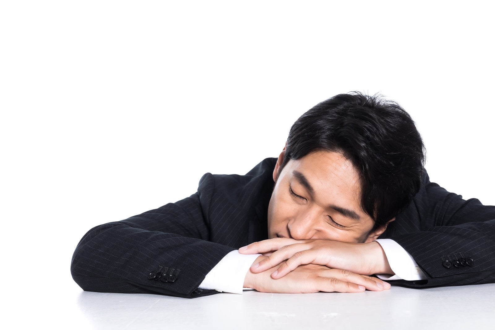 「昼休みにうつぶせ寝する会社員」の写真［モデル：大川竜弥］