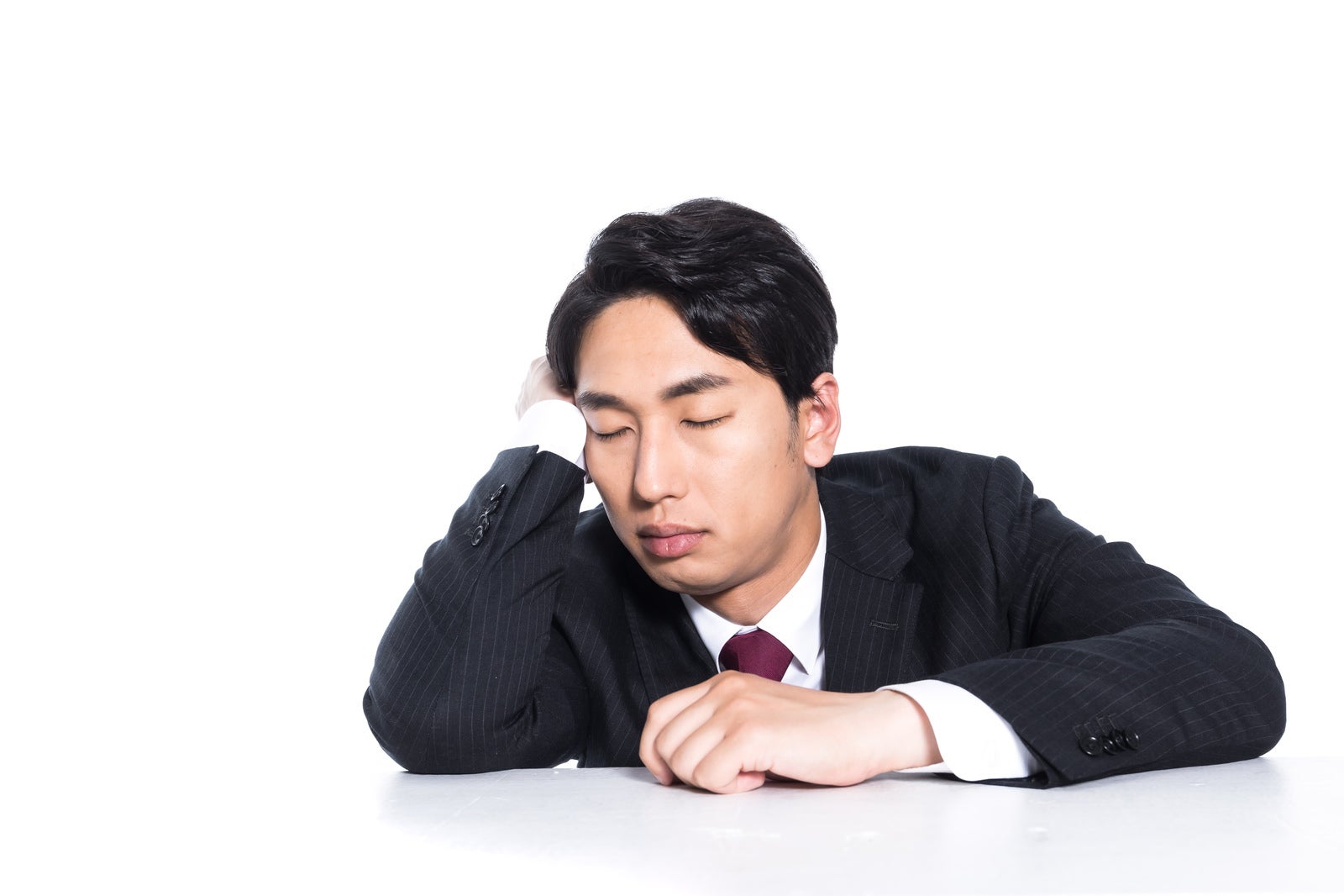 「勤務中に居眠りする男性」の写真［モデル：大川竜弥］