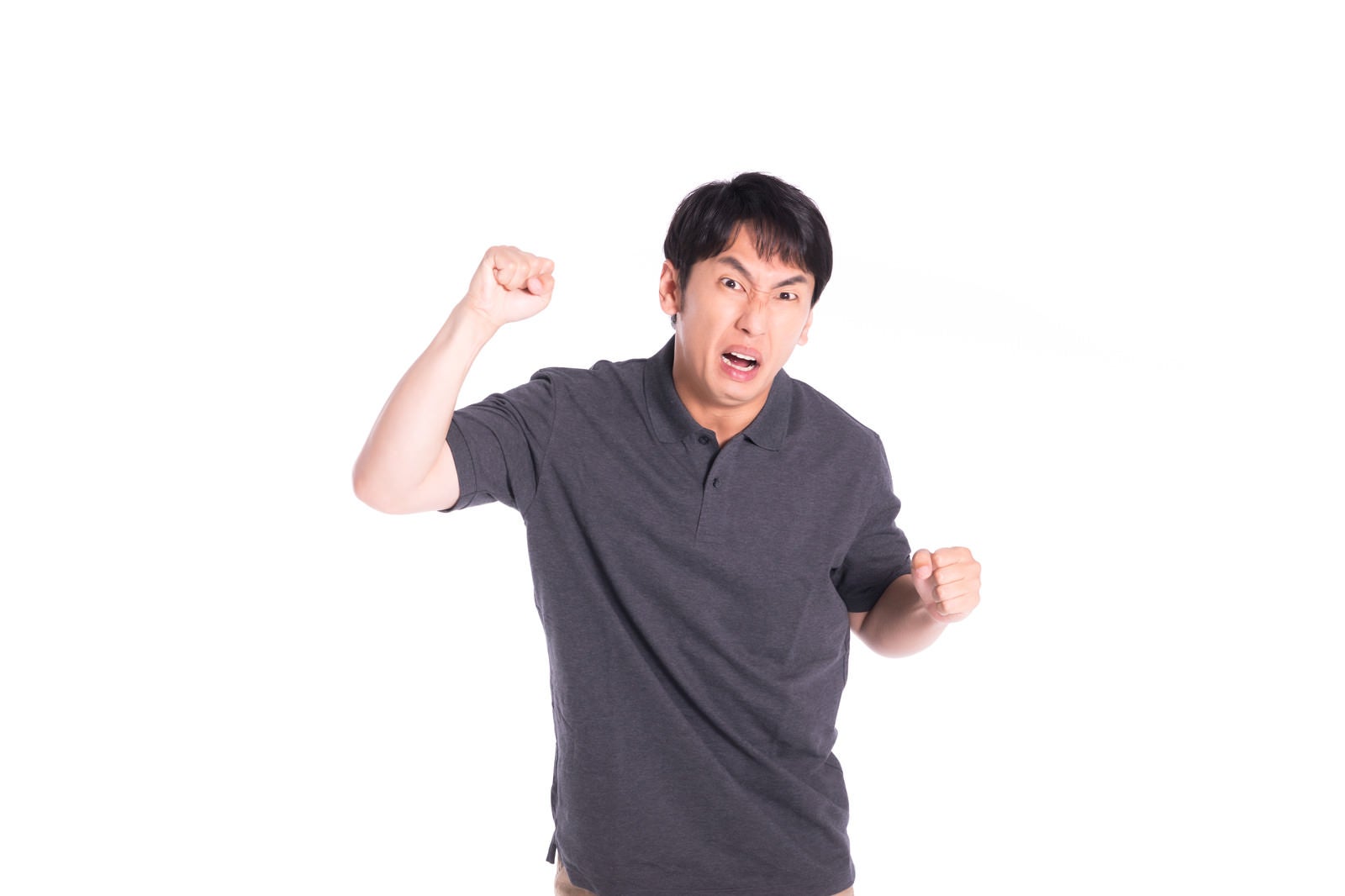 「拳を振り上げるモンスタークレーマー」の写真［モデル：大川竜弥］