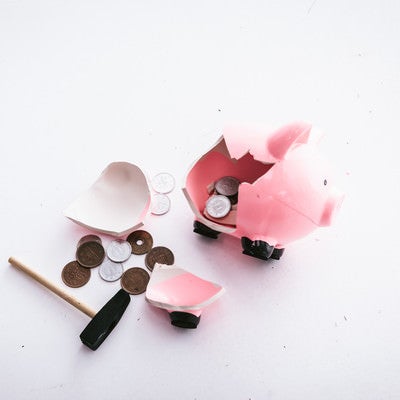 割れた豚の貯金箱の写真