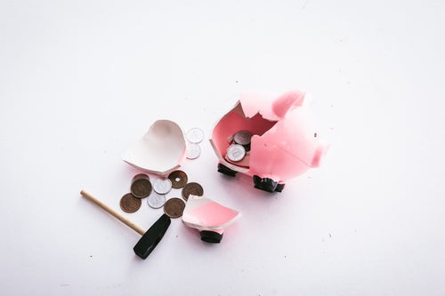 割れた豚の貯金箱の写真