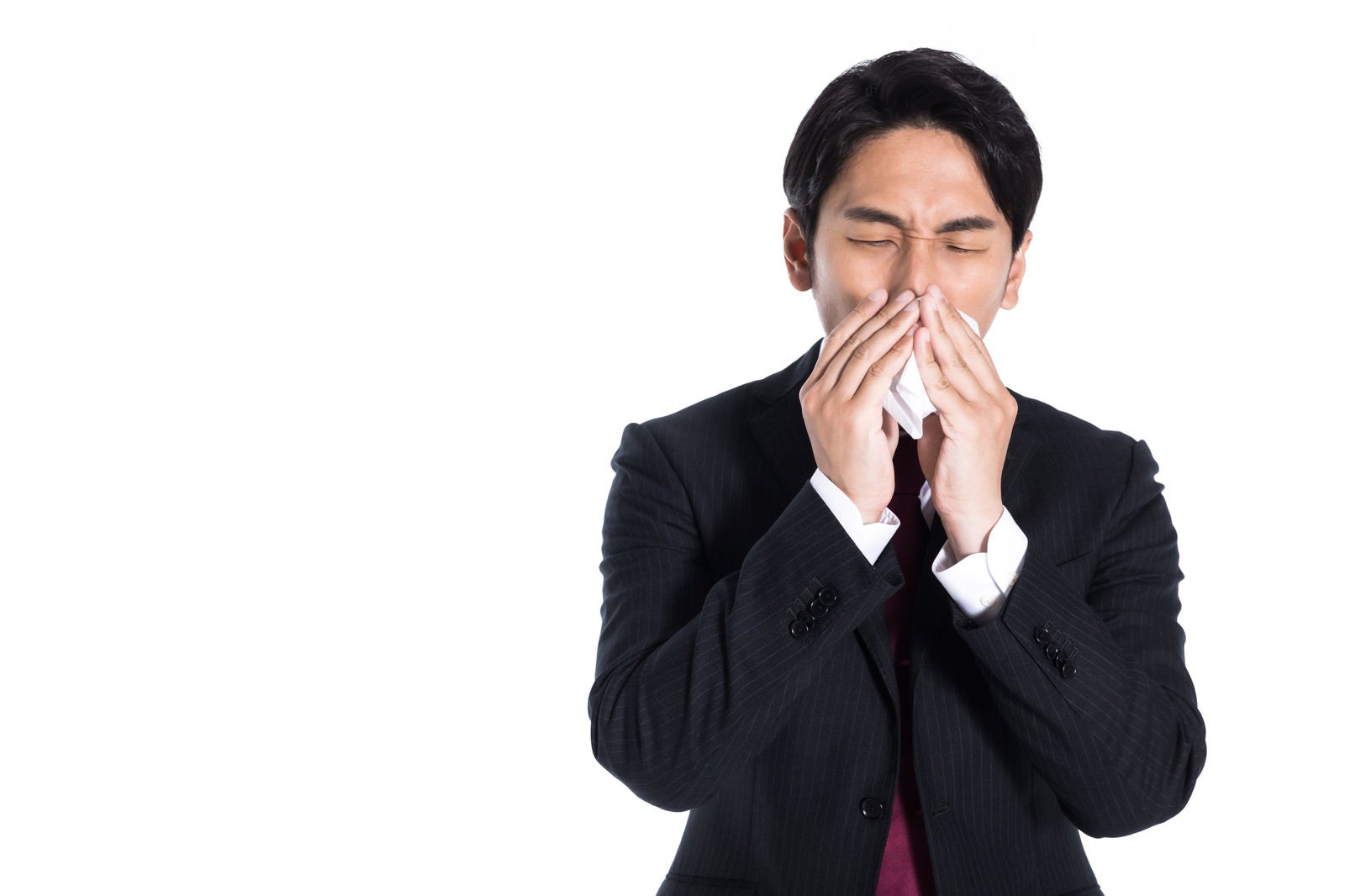 「鼻炎で仕事にならない会社員」の写真［モデル：大川竜弥］