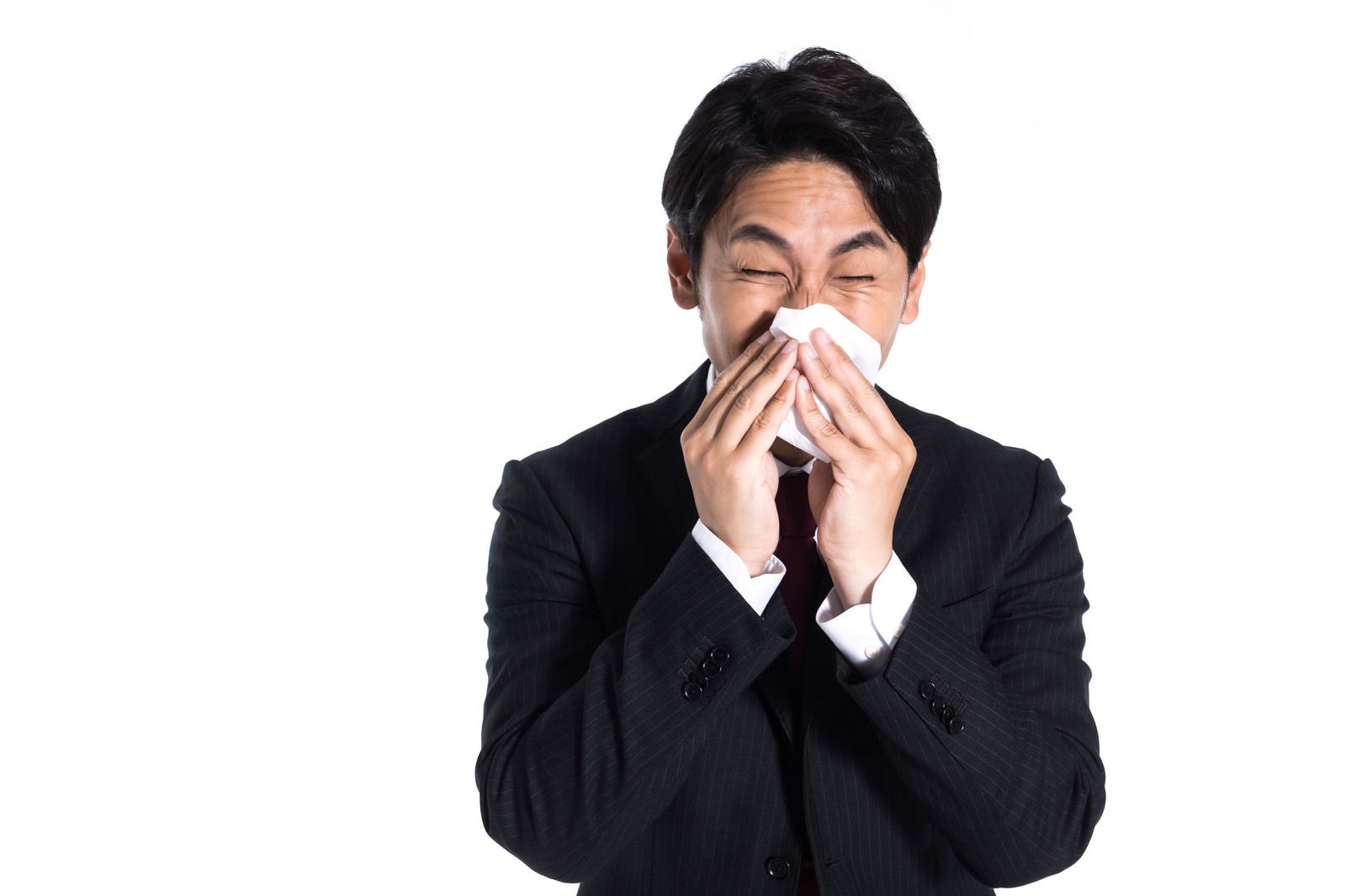 「花粉症で鼻のムズムズが止まらない会社員」の写真［モデル：大川竜弥］