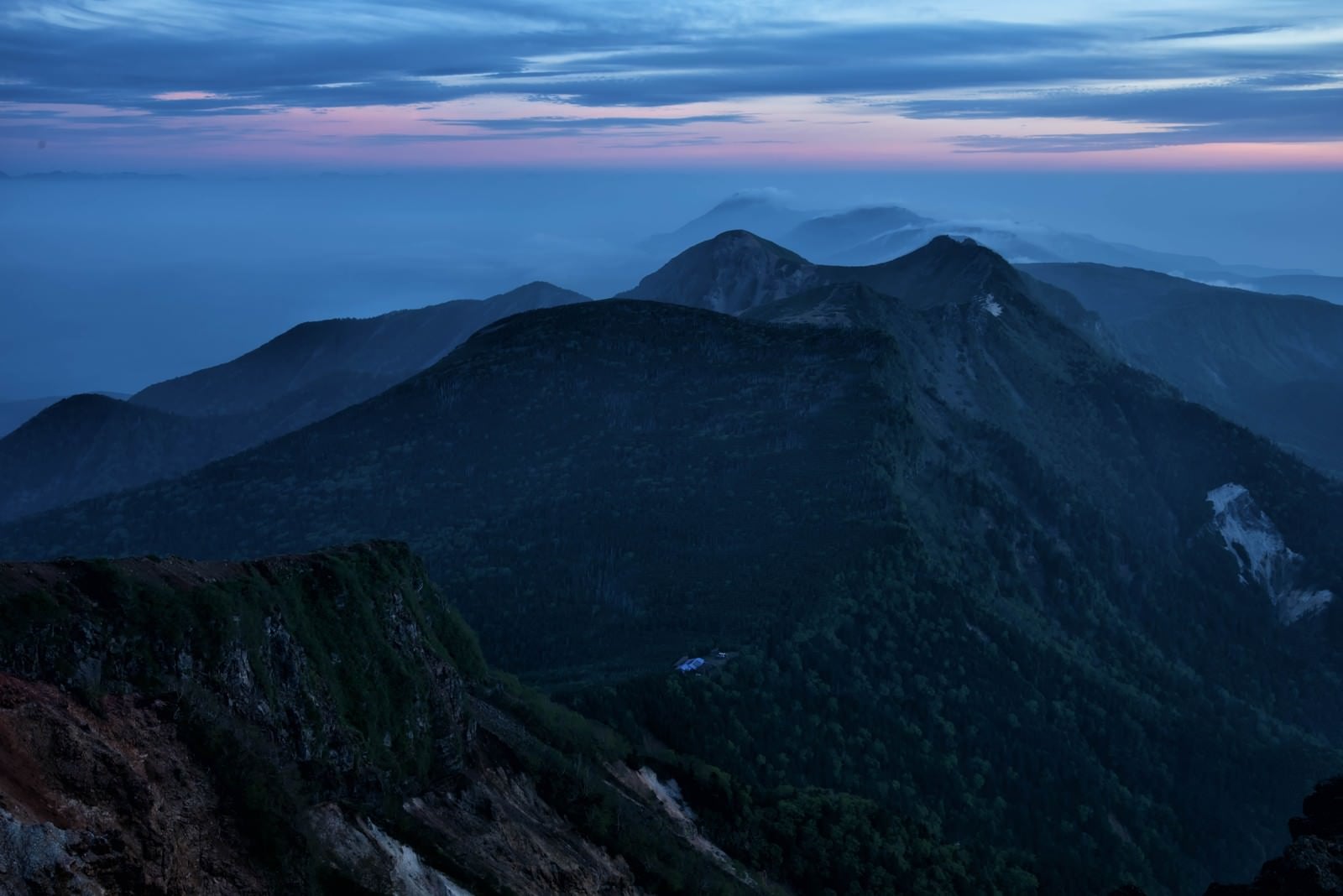 「朝焼けの天狗岳と根石岳山荘」の写真