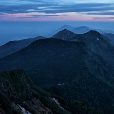 朝焼けの天狗岳と根石岳山荘の写真