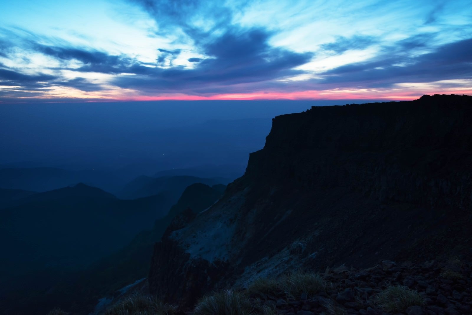 「静寂に包まれた夜明け前の硫黄岳」の写真
